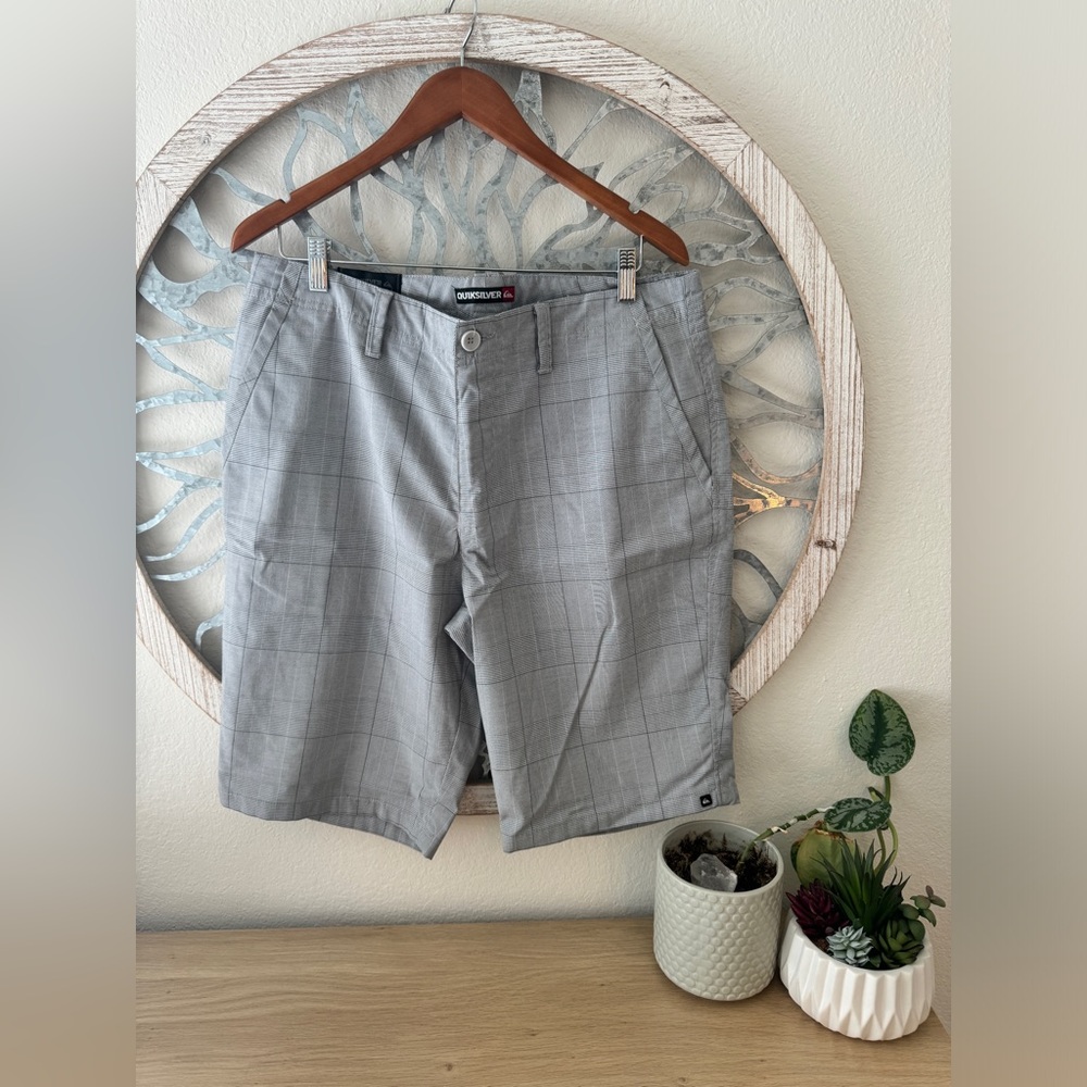 QUICKSILVER Men’s Shorts. Golf Shorts. Gray, plaid. Size 33